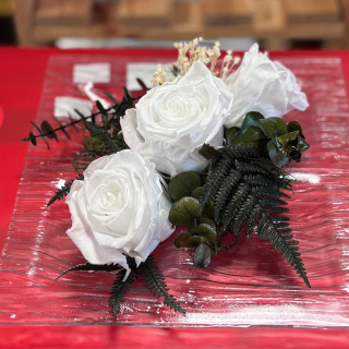 Aranžmán Wtite Beauty 3 stabilizované ruže, stabilizovaný mach 